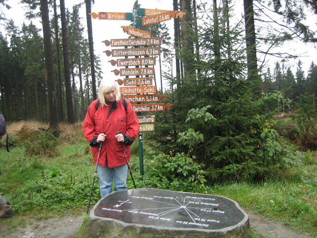 B.schaut noch einmal auf die Gesamtstrecke von Brilon bis nach Dillenburg!